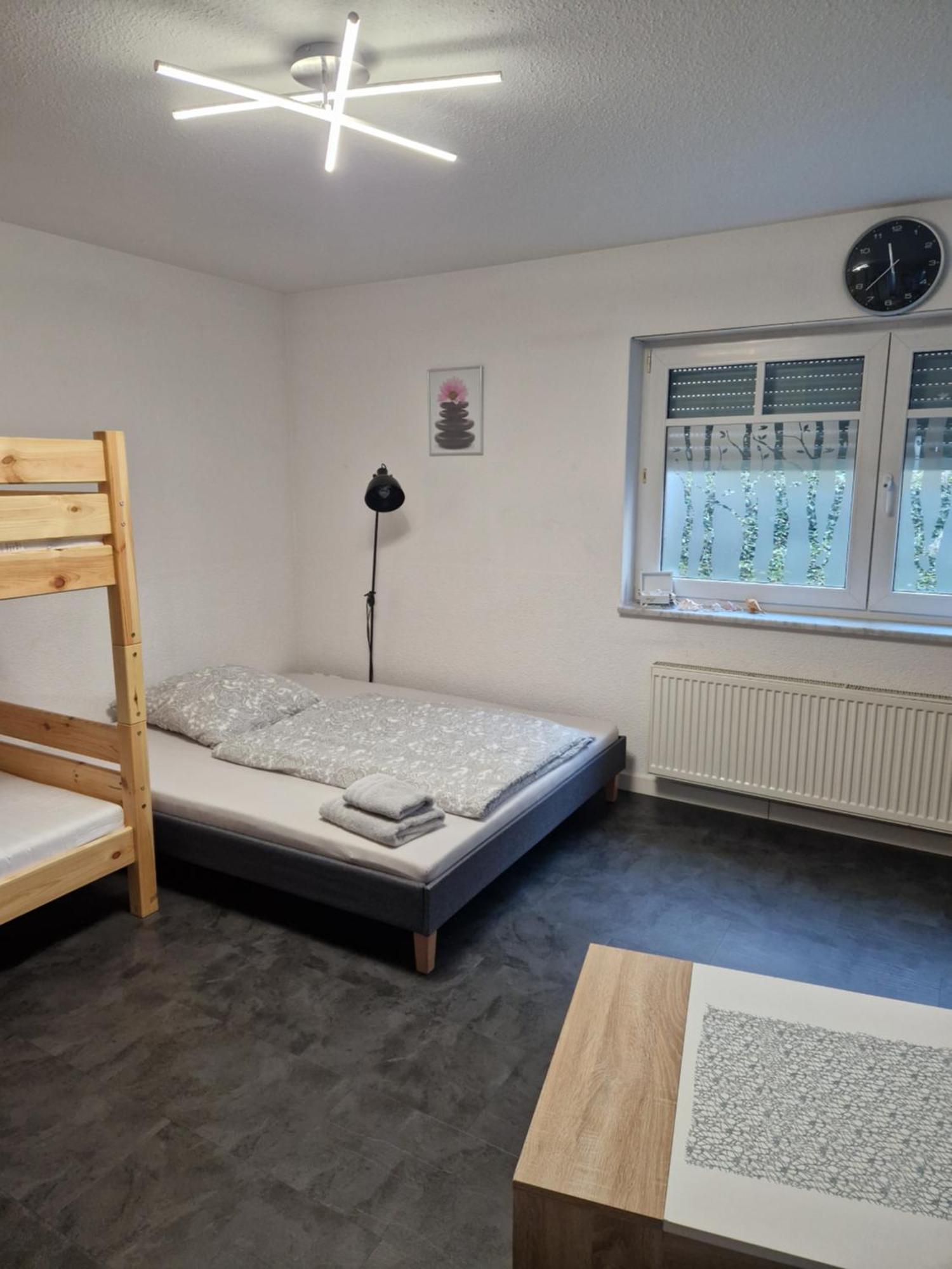 Souterrain-Wohnung Mit Kostenlosem Stellplatz Leipzig Eksteriør bilde